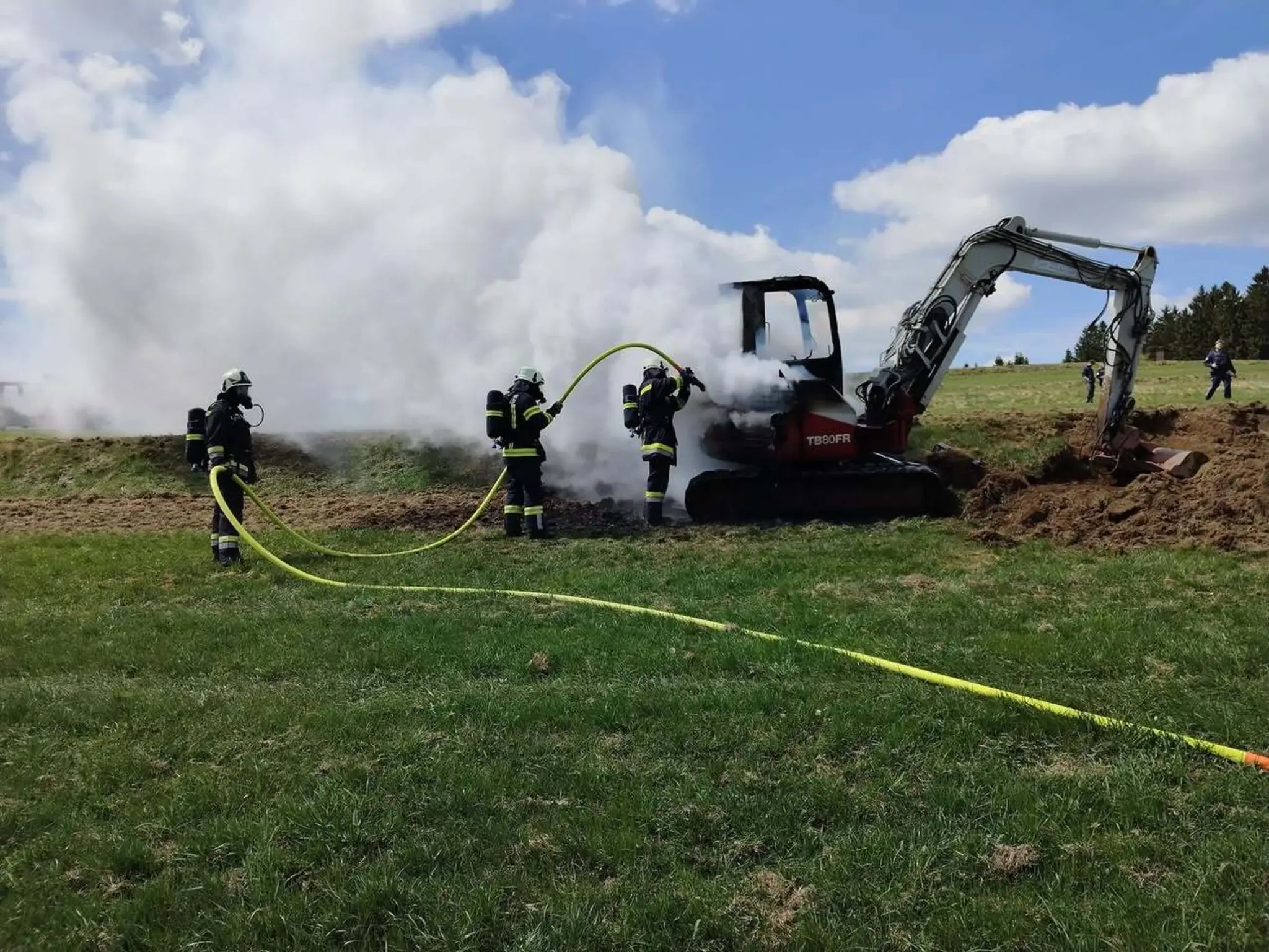 St. Oswald near Freistadt: Excavator fully engulfed in flames in ...