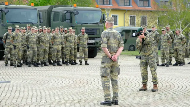 Kasernen-Routine am Morgen in Zwölfaxing: Ich habe das Antreten mit dem Kommandanten des Jägerbataillon Niederösterreich - Kopal bildlich festgehalten.  | Foto: Markus Edl