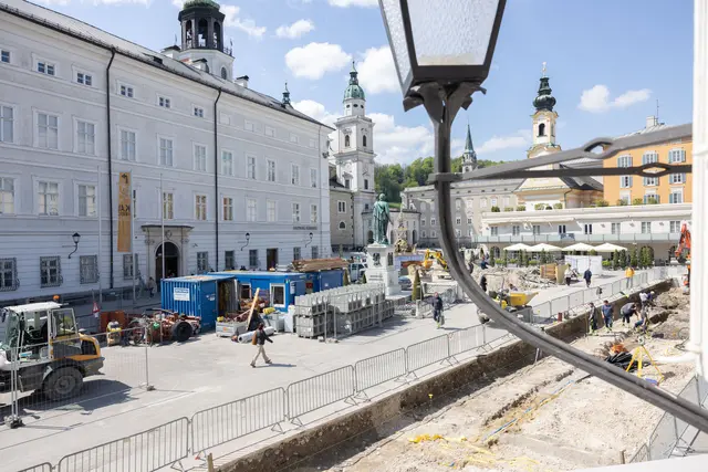Die erste Bauphase läuft bis Juli. Nach der Sommerpause werden die Arbeiten dann im September fortgesetzt und im November abgeschlossen. Im Anschluss daran stehen dann mit den Bereichen vom Mozartplatz Richtung Rudolfskai und zur Kaigasse die letzten Teilstücke auf dem Plan. Die Bauarbeiten sollen 2028 abgeschlossen werden.   | Foto: Stadt Salzburg/Wildbild/Doris Wild