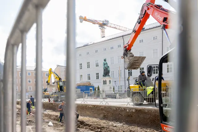 Die erste Bauphase läuft bis Juli. Nach der Sommerpause werden die Arbeiten dann im September fortgesetzt und im November abgeschlossen. Im Anschluss daran stehen dann mit den Bereichen vom Mozartplatz Richtung Rudolfskai und zur Kaigasse die letzten Teilstücke auf dem Plan. Die Bauarbeiten sollen 2028 abgeschlossen werden.   | Foto: Stadt Salzburg/Wildbild/Doris Wild