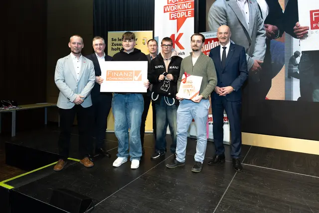 Übergabe der Zertifikate an die Teilnehmer des BFI OÖ – AusbildungsFit Mattighofen. | Foto: Land OÖ/Daniel Kauder