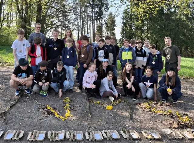 Während eine Gruppe Einblicke in die Arbeit der Forstwirtschaft erhielt, widmete sich die zweite Gruppe den Wildtieren des Waldes.  | Foto: Sport/Mittelschule St. Valentin