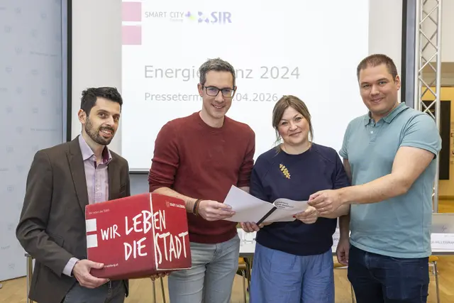 Energieexperte Oskar Mair am Tinkhof (SIR), Bgm.-Stv. Kay-Michael Dankl, Planungsstadträtin Anna Schiester und Energiekoordinator Christoph Hillebrand (v.l.n.r.) präsentierten die Energiebilanz 2024. | Foto: Stadt Salzburg/Wildbild/Rohrer