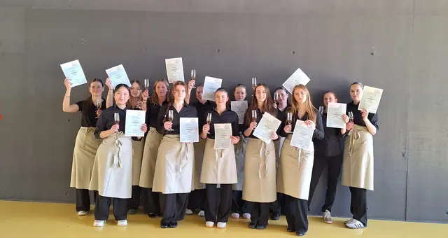 13 neue Jungsommelièren an der HLW Kirchdorf. | Foto: HLW