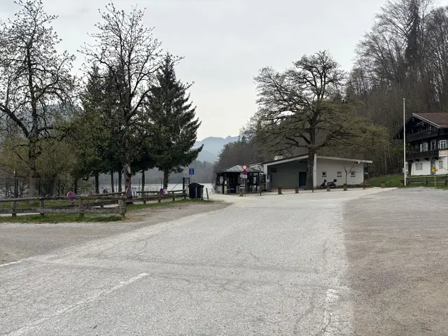 Bürgermeister Martin Krumschnabel legt nun drei Varianten für einen Neubau oder eine Sanierung des Restaurants am Hechtsee vor. | Foto: Barbara Fluckinger