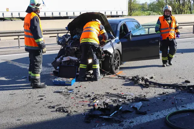 Personenrettung auf der Welser Autobahn nach Crash von drei Pkw – Rettungsgasse versagte. | Foto: laumat.at