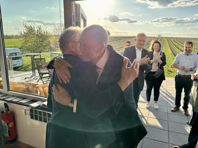 Die Verabschiedung von Bernhard Lackner war ein emotionaler Moment.  | Foto: MeinBezirk/Birgit Bachhofner