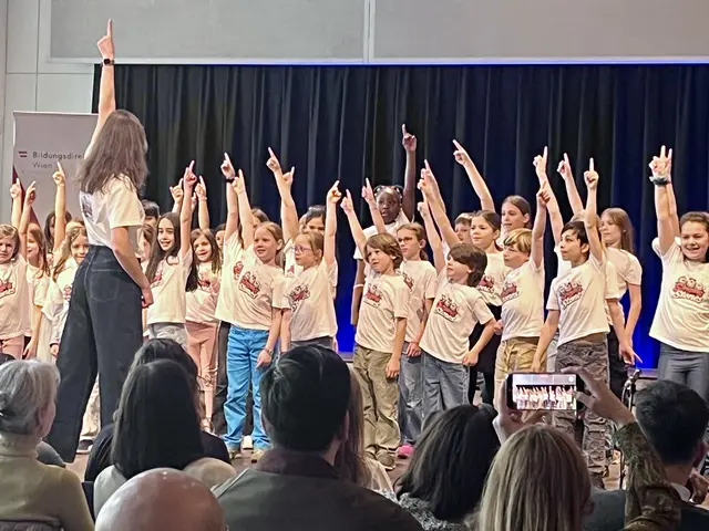 38 Mädchen und Buben aus zehn Klassen der GTVS Steinlechnergasse von der 1. bis zur 4. Schulstufe nahmen am Wiener Jugendsingen an der "Universität für Musik und darstellende Kunst Wien" teil, angeleitet von Chorleiterin Christine Rösslhuber. | Foto: Labinota Fübi