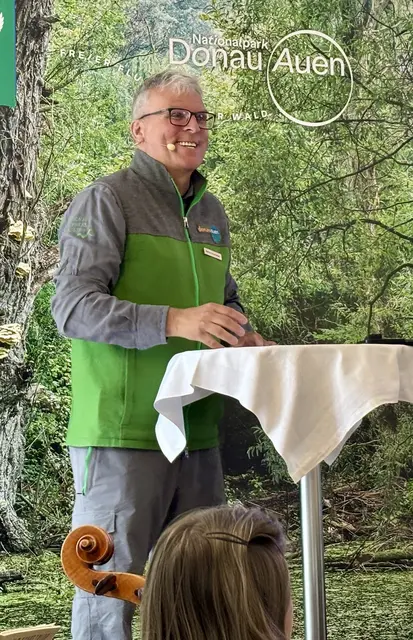 Nationalpark-Ranger Manfred Rosenberger moderierte die Festveranstaltung. | Foto: MeinBezirk/Birgit Bachhofner