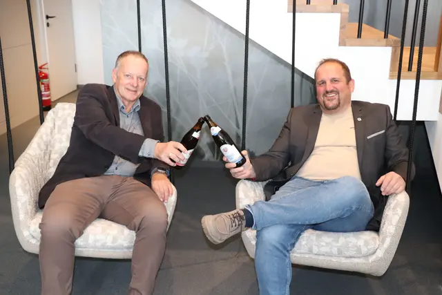 Christian Zehentner (l.) und Matthias Schnaitl von der gleichnamigen Brauerei, gehörten ebenfalls zu den Gratulanten  | Foto: MeinBezirk/Buch