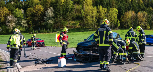 Zwei Verletzte nach Kollision auf der B 123