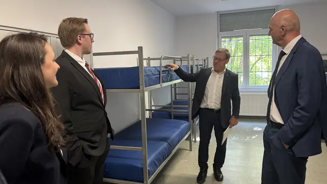 Der Leiter des Unterkunftszentrums Michai-Gabriel Vasilescu zeigte, wie Asylsuchende hier untergebracht werden. | Foto: MeinBezirk OÖ