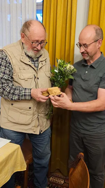 Obmann Ing. Robert Lhotka überreichte Prof. Fritz Chlebecek ein Ehrengeschenk undeinen Blumenstrauß | Foto: Archiv Museum Kierling