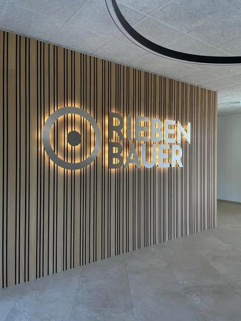 Modern geplant, hochwertig umgesetzt – ein Büroprojekt mit klarer Linie und durchdachten Details. | Foto: Susanne Benc-Katits