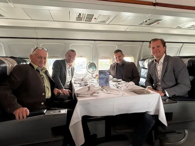 Austausch im Flugzeug gab es im Nova Park: Hier traf man sich mit Eigentümer und Geschäftsführer Helmut Neukam und Hoteldirektor Josef Röck (v. l.). 
 | Foto: MeinBezirk