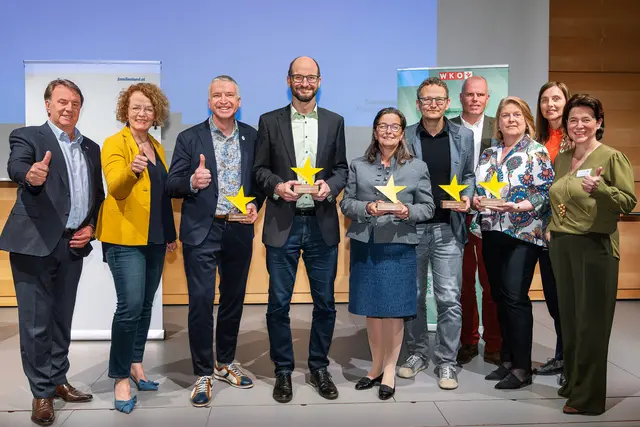 WKNÖ-Präsident Wolfgang Ecker, Familien-Landesrätin Christiane Teschl-Hofmeister, Thomas Knapp (IT-Managment &amp; Coaching GmbH), Andreas Pleil (electrify GmbH), Sabine Siegl-Amerer (Karl Landsteiner Privatuniversität), Alexander Hochauer (Windkraft Simonsfeld AG), Michael Hasenöhrl und Barbara Komarek (NÖVOG), Direktor-Stellvertreterin der WKNÖ Maria Gindl und Familienland Niederösterreich GmbH-Geschäftsführerin Barbara Trettler. | Foto: Foto Kraus