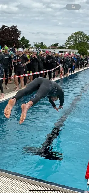 Mit einem Sprung ins warme Nass wird die Triathlonsaison eröffnet: das beheizte Braunauer Freibad bietet ideale Bedingungen | Foto: Verein Triathlon ATSV Braunau
