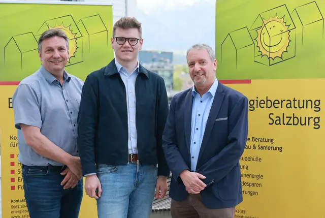 Landesrat Maximilian Aigner (Mitte) mit Gerhard Löffler (Referatsleiter Energiewirtschaft und -beratung) (li.) und Georg Thor (Geschäftsführer Energieberatung Salzburg) (re.) | Foto: Land Salzburg / Franz Neumayr