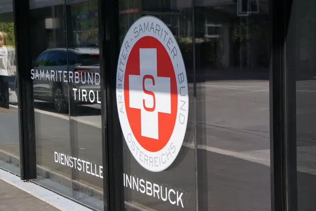 Bei der feierlichen Eröffnung der neuen Samariterbund-Dienststelle in Innsbruck versammelten sich Vertreter aus Politik, Sozialwesen und Projektpartnerschaften. Der Standort in der Anzengruberstraße stärkt künftig die Rettungs- und Sozialdienste in der Landeshauptstadt. | Foto: MeinBezirk/SPRENGER