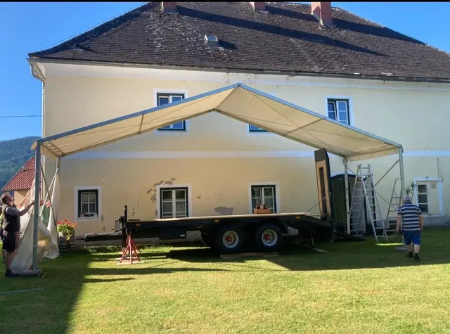 Und hier der fleißige Aufbau der mobilen Bühne | Foto: Privat