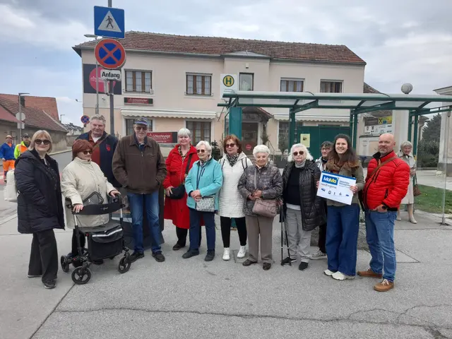 Teilnehmende der ÖV-Schulung 60+ mit Mobilitätsmanagerin Luise Wolfrum vor der Busstation Vösendorf Schlossplatz. | Foto: NÖ.Regional