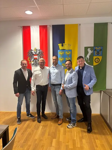 Gemeinderat Andreas Lechner (FPÖ), Bürgermeister Franz Stiegler (ÖVP), Neu-Gemeinderat Michael Aschenbrenner (FPÖ), geschäftsführender Gemeinderat Vasile-Adrian Rusu (FPÖ) und Gemeinderat Wolfgang Stefan (FPÖ). | Foto: FPÖ Matzendorf-Hölles