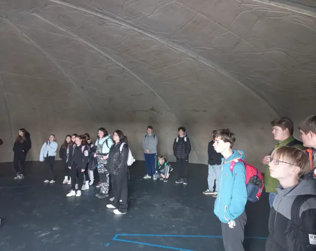 Die Schülerinnen und Schüler besichtigten das begehbare Hügelgrab. | Foto: MMS Großpetersdorf