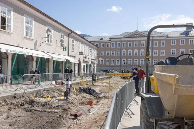 Die erste Bauphase läuft bis Juli. Nach der Sommerpause werden die Arbeiten dann im September fortgesetzt und im November abgeschlossen. Im Anschluss daran stehen dann mit den Bereichen vom Mozartplatz Richtung Rudolfskai und zur Kaigasse die letzten Teilstücke auf dem Plan. Die Bauarbeiten sollen 2028 abgeschlossen werden.   | Foto: Stadt Salzburg/Wildbild/Doris Wild
