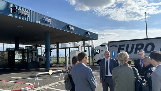 Die von Landesrat Dörfel angeführte Gruppe besichtigte unter anderem den Grenzübergang zwischen Rumänien und Serbien bei Temeswar. | Foto: MeinBezirk OÖ