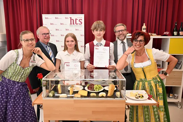 Freude über die sehr guten Ergebnisse herrschte bei Lehrerin Rosi Wagner, Juror Rudolf Macho, Lena Sieberer aus Wieselburg, Moritz Punz aus Scheibbs sowie bei HTS-Fachvorstand Albert Decker und Lehrerin Sabine Falkensteiner | Foto: Haiderer