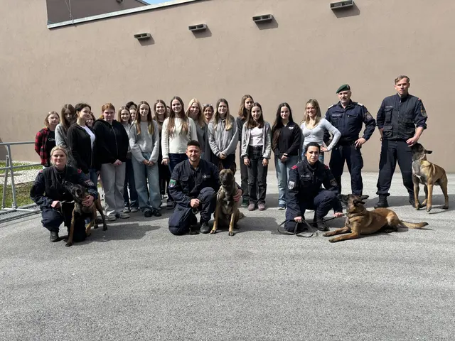 Soldatinnen und Polizistinnen von morgen schnuppern ins Berufsleben