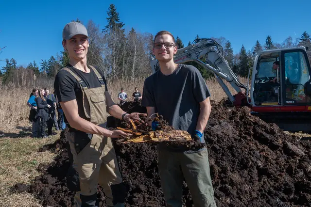 Die Schüler Andreas Geretschläger (l.) und Florian Moser von der HBLA Ursprung bei den Ausgrabungen am Schulgelände. Mehr als drei Meter tief reicht die organische Schicht aus altem Torf, Schilf und Lärchenholzresten. | Foto: HBLA Ursprung/Matthias Streitberger