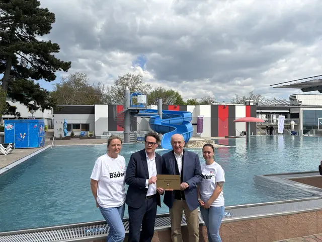 Klima- und Bäderstadtrat Jürgen Czernohorszky (l., SPÖ) überreichte Teubenbacher "seine" neue Rutsche.  | Foto: Lukas Ipirotis/MeinBezirk