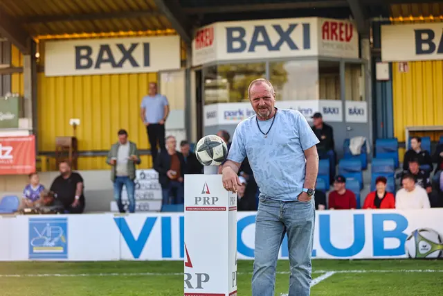 Donau Linz im blau-gelben Herzen: Kurt Baumgartner und seine Donau wollen bald wieder Höhenluft schnuppern. | Foto: Reischl