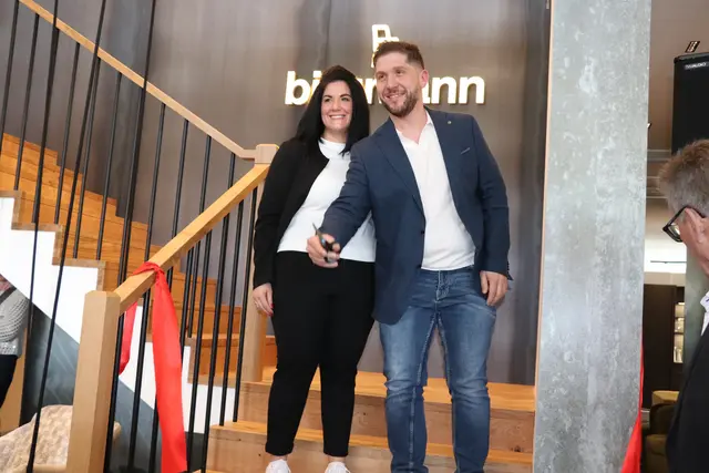 Petra und Franz Birgmann durchtrennen die Absperrschleife und eröffneten somit ganz offiziell den neuen Schauraum  | Foto: MeinBezirk/Buch