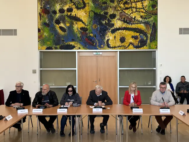 Organisatoren der Demo beim Gespräch im Landhaus: Alfred Weidlich, Alfred Lichtenschopf, Tamara Schönsgibl, Josef Baum, Monika Obereigner-Sivec und Leo Ramharter. | Foto: Lauren Fahrenberger / MeinBezirk