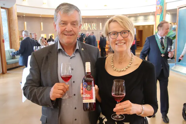 Josef und Reinhild Pfeiffer bewirtschaften zwei Hektar am Hochkogel. | Foto: Martin Wurglits