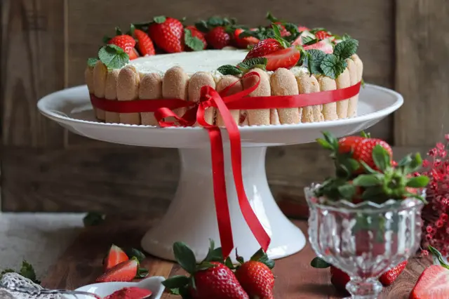 Die Erdbeer‑Malakoff‑Torte von Martina Enthammer: fruchtig, leicht und ideal für den Muttertag. | Foto: Martina Enthammer