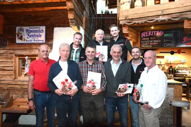 Die Brandtner-Bergbahner (Andi sen., Andi jun., Max, Florian) mit den langjährigen Mitarbeiter. | Foto: BB Steinplatte