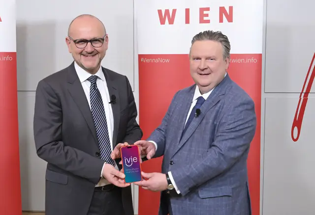 WienTourismus-Geschäftsführer Norbert Kettner und Bürgermeister Michael Ludwig (rechts) stellen die offizielle Host City App "ivie" vor.  | Foto: Stadt Wien/Christian Jobst