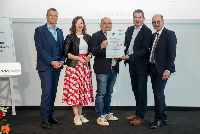 Bundesministerin für Europa, Integration und Familie Claudia Bauer, Gemeinderat Christian Eckel, Vizebürgermeister Andreas Schubert und Präsident des Österreichischen Gemeindebundes Johannes bei der Auszeichnung der Marktgemeinde Türnitz. | Foto: Marktgemeinde Türnitz