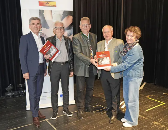 Präsentation des Buches "Bauernleben im Steirischen Vulkanland". Franz Fartek, Johann Schleich, Karl Lenz, Josef Ober und Martina Lepschi mit dem vom Steirischen Vulkanland unterstützten Werk. | Foto: MeinBezirk