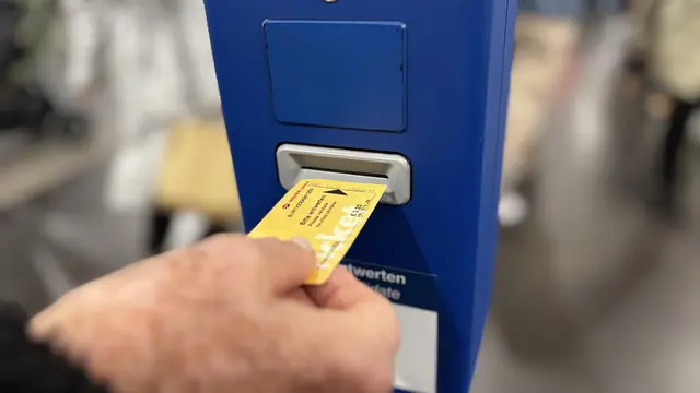 Etwaige Bedenken, dass dadurch bekannte Durchgangsbereiche eingeschränkt werden könnten, zerstreut man. Die Markierungen seien ausschließlich im unmittelbaren Bereich vor den Entwertersperren angebracht. | Foto: Andreas Pölzl/MeinBezirk