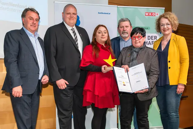 Fleischerfachgeschäft Steiner (v.l.n.r.): WKNÖ-Präsident Wolfgang Ecker, Martin Steiner, Vivien Steiner-Weinkopf, Franz Steiner, Doris Steiner-Bernscherer (alle Fleischerfachgeschäft Steiner), Familien-Landesrätin Christiane Teschl-Hofmeister | Foto: Foto Kraus