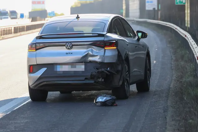 Personenrettung auf der Welser Autobahn nach Crash von drei Pkw – Rettungsgasse versagte. | Foto: laumat.at