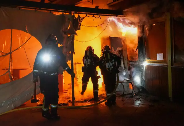 Die Berufsfeuerwehr Innsbruck und die Freiwillige Feuerwehr Hötting bei einem gemeinsamen Einsatz. | Foto: zeitungsfoto.at