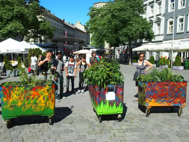 Die Tröge brachten bunte Farbe auf den sonst grauen Platz. | Foto: Republik Reinprechtsdorf