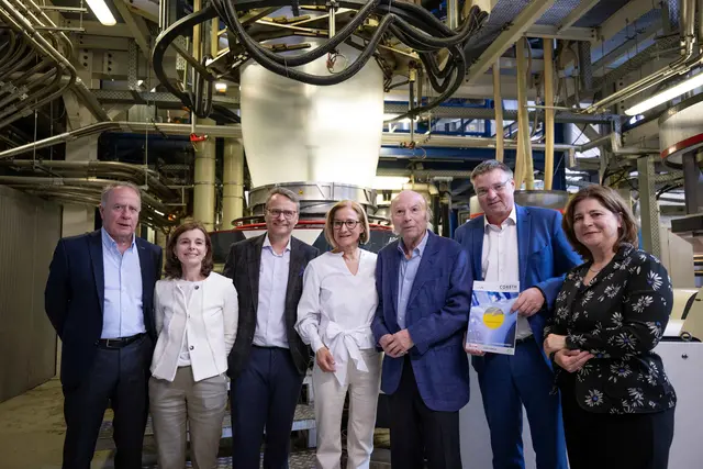 Coreth GF Alexander Lazar, Barbara Chalupnik-Coreth, Coreth GF Stefan Chalupnik, Landeshauptfrau Johanna Mikl-Leitner, Coreth Geschäftsf. Gesellschafter Georg Coreth, Bürgermeister Wolfgang Kocevar, NÖBEG GF Doris Agneter. | Foto: NLK Pfeffer