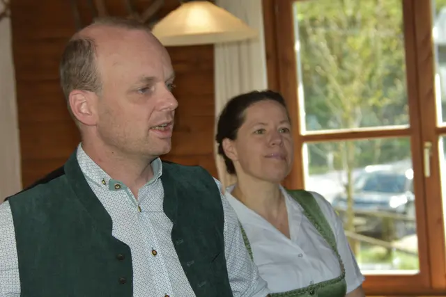 Bernhard und Michaela Häusler erklärten die Beweggründe für den Lehrpfad. | Foto: MeinBezirk/Helmut Riedl