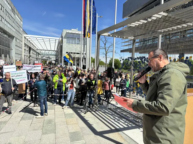 Organisator Christian Oberlechner von der "Plattform NÖ" bei seiner Ansprache vor dem Landtag St. Pölten | Foto: Lauren Fahrenberger / MeinBezirk